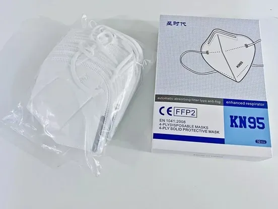 一盒KN95口罩(标有CE FFP2和10片)和一袋白色KN95口罩。