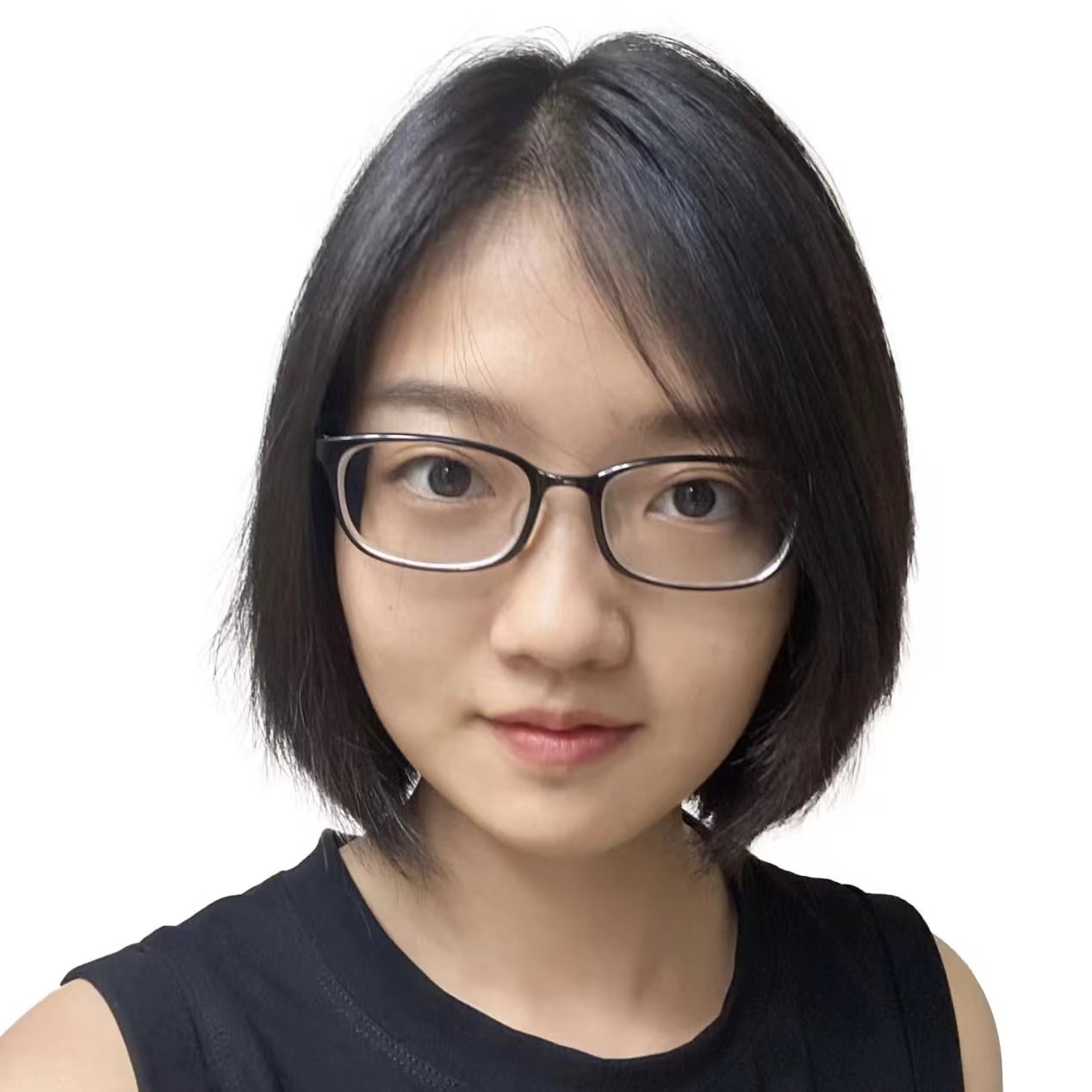 戴眼镜的年轻亚洲女性半身像,短黑发,穿黑色上衣,直视镜头。