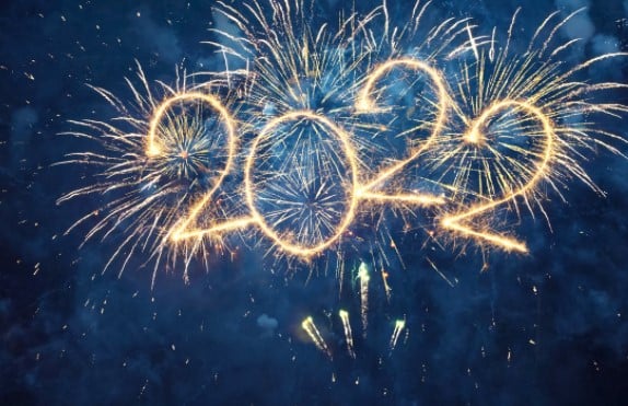 夜空中烟花绽放,形成“2022”字样,周围有更多金色和白色的烟花。