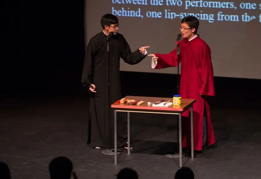 往年中秋晚会舞台上两名表演者互动