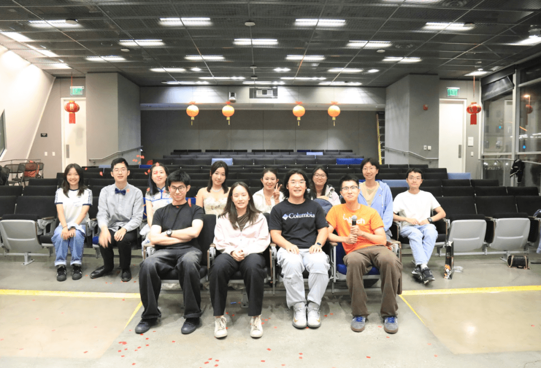 晚会组织者合影