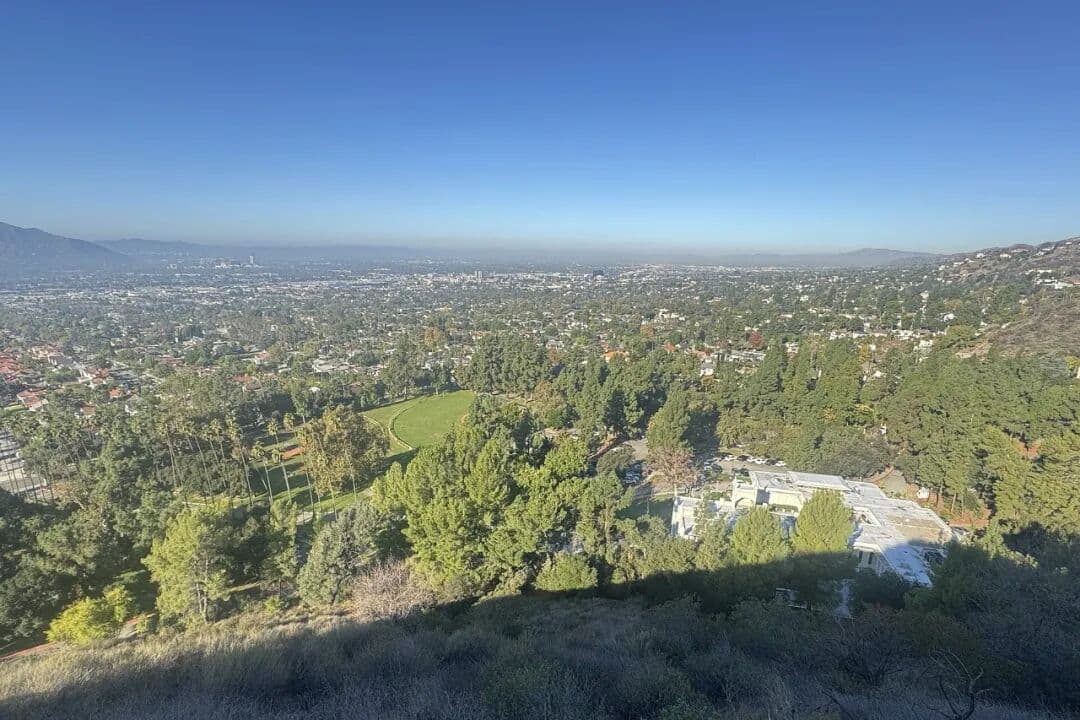 从 Verdugo 山间步道俯瞰 Glendale
