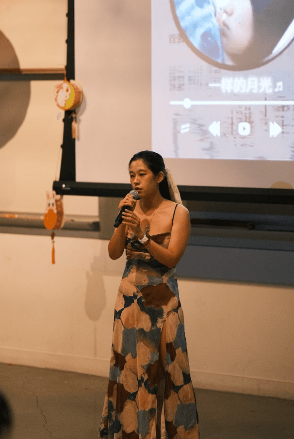 黄钰珈演唱《一样的月光》