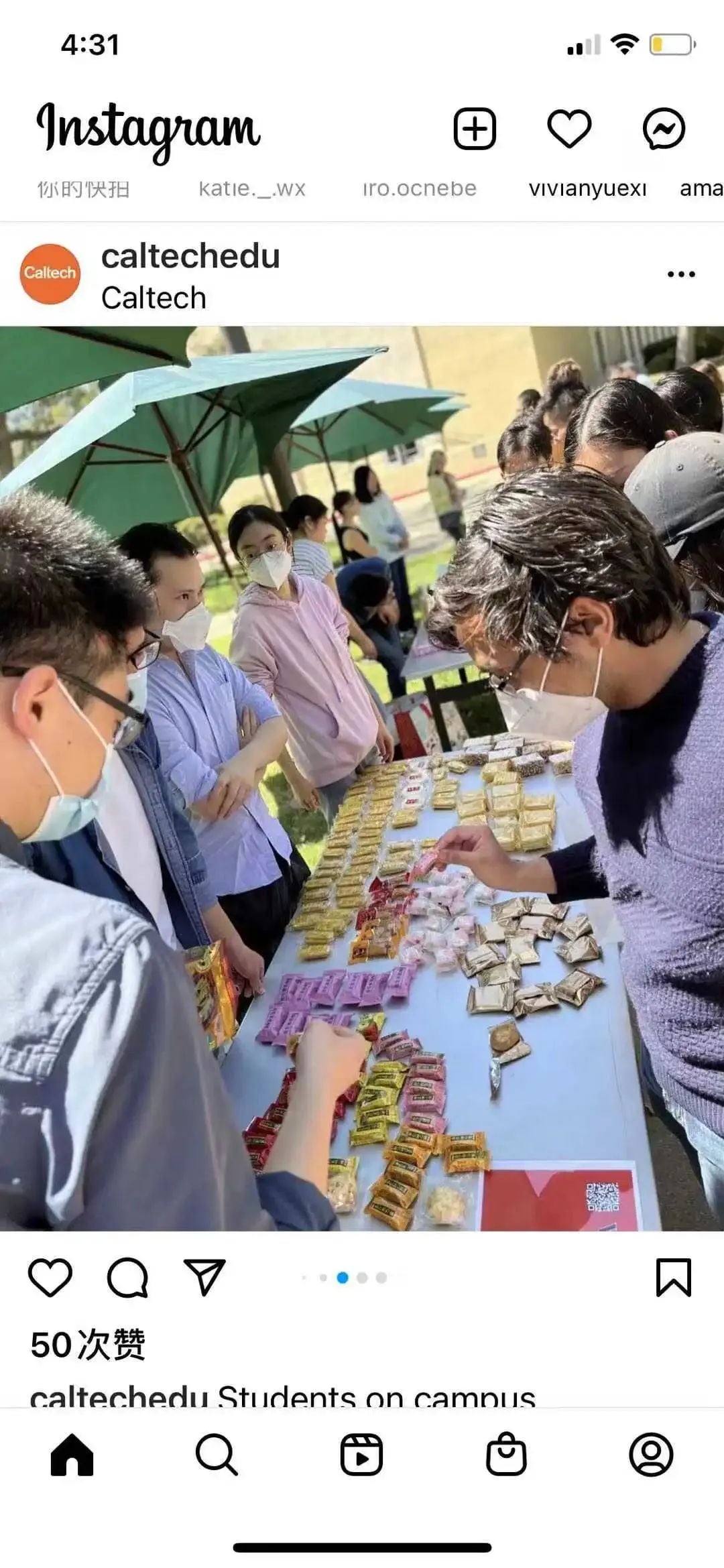 Instagram截图:学生们在户外桌旁挑选零食,桌上摆满小吃,有人戴口罩。